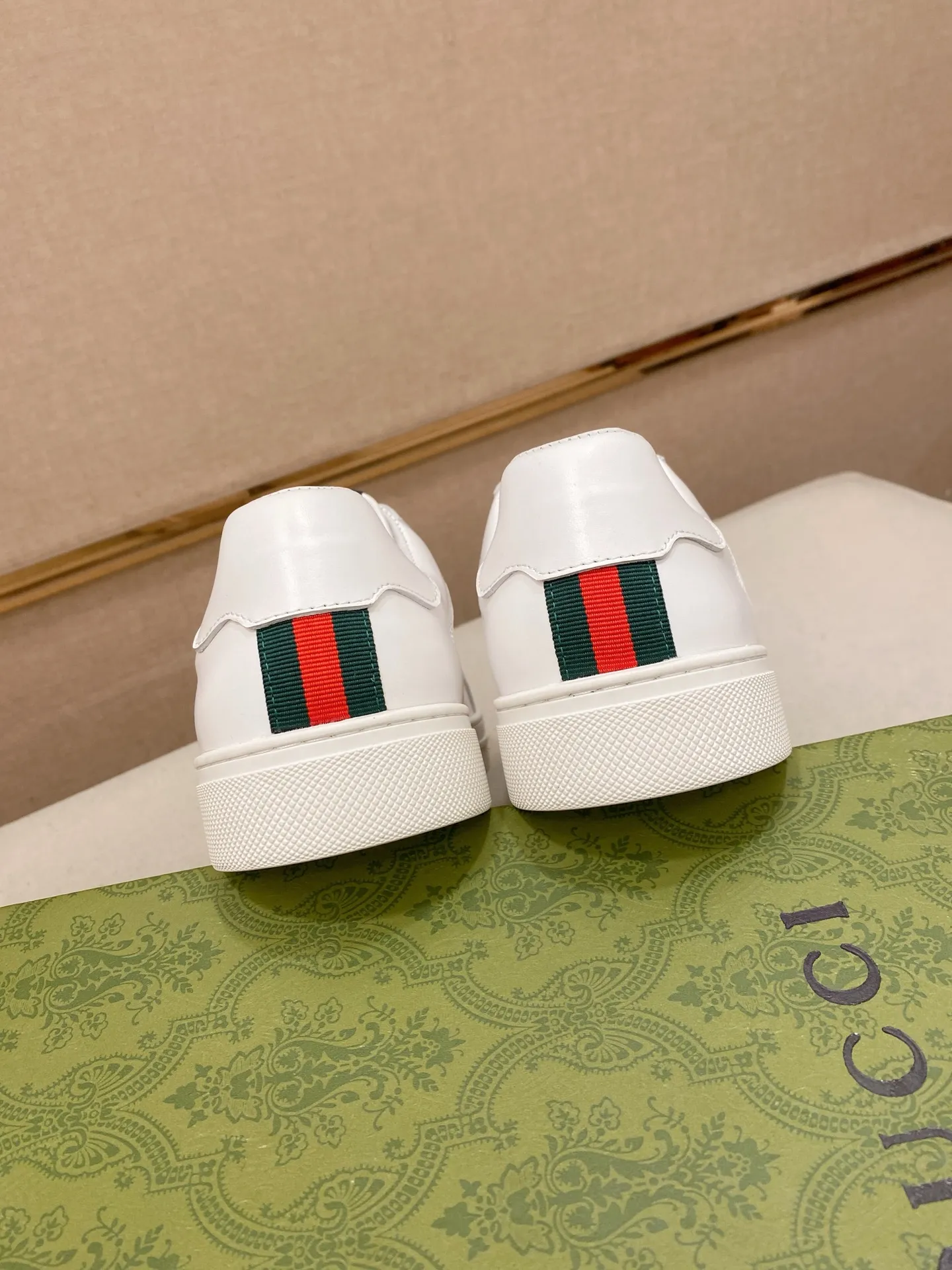 Factory price: 460💰 (GUCCI) The latest model from the official website 🎁🎁Casual and fashionable men's shoes👟, hot style 💥The version is simple and elegant, exclusive for trendy men. Unique official website latest brand elements 👑Gucci original decoration, fashionable and generous, the fabric is original cowhide ✅sheepskin lining, the official website specifies wear-resistant casual outsole, the classic model is taken in kind at the counter🎬38-44 (45 is not returned or exchanged)